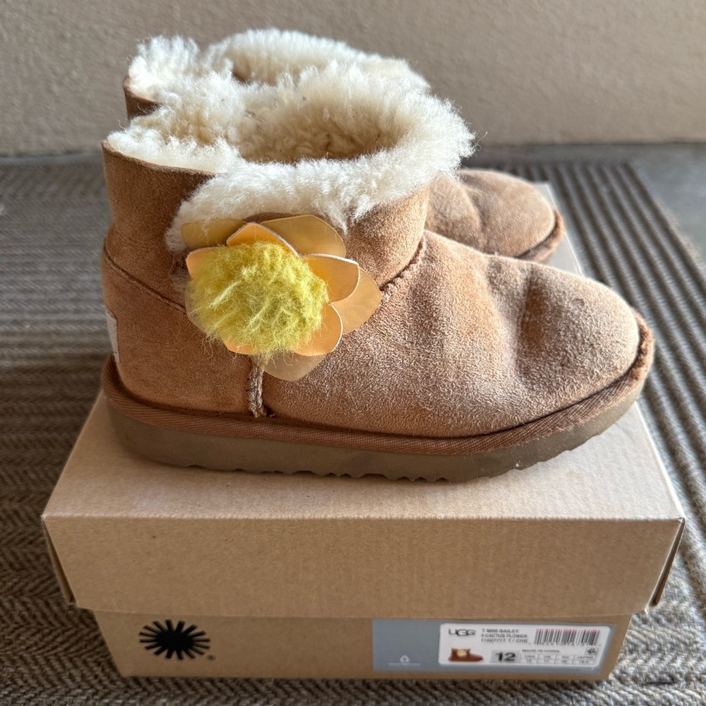 UGG Toddler Mini Bailey II Cactus Flower Boots Size 12